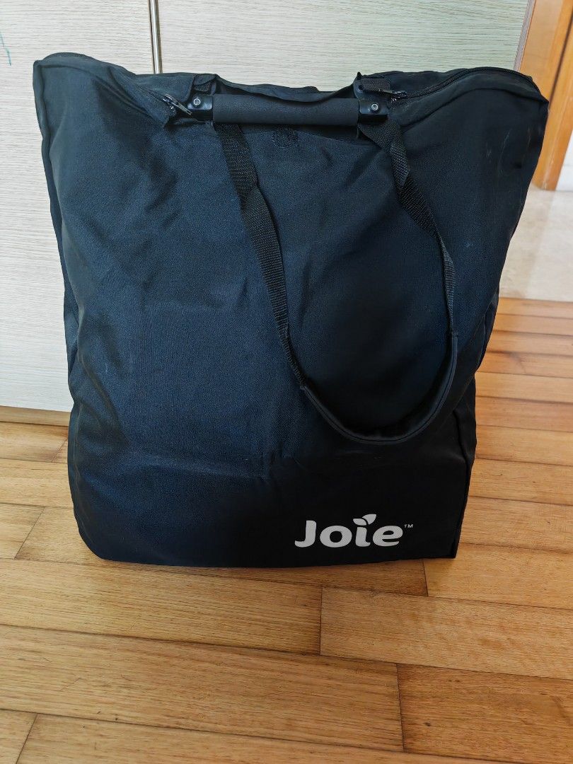 Joie travel stroller comes with the travel bag