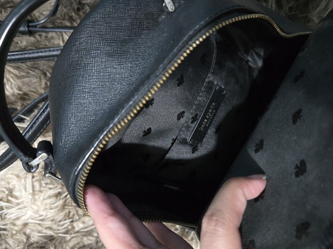Kate spade backpack (Category: Luxury Bags & Wallets) located in Manila. Submitted by bizfits_ (Listing ID 1333655613, Image 3). Description: KS mini convertible backpack papaayos nyo lang zipper kasi may topak🤣.