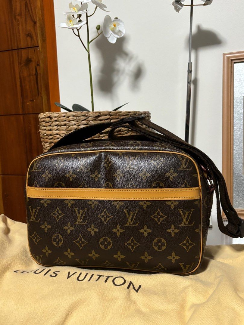 Louis Vuitton Reporter (Category: Luxury Bags & Wallets) located in Paranaque City. Submitted by tanjnetluxurypreloved (Listing ID 1333603171, Image 1). Description: Original LV reporter Leather material .