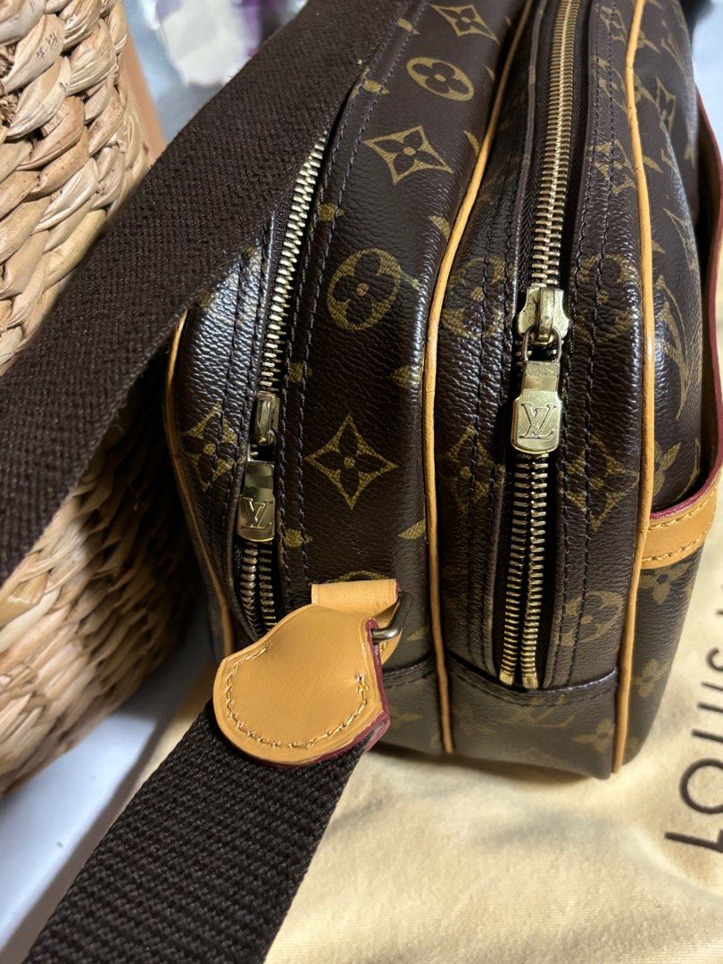 Louis Vuitton Reporter (Category: Luxury Bags & Wallets) located in Paranaque City. Submitted by tanjnetluxurypreloved (Listing ID 1333603171, Image 2). Description: Original LV reporter Leather material .