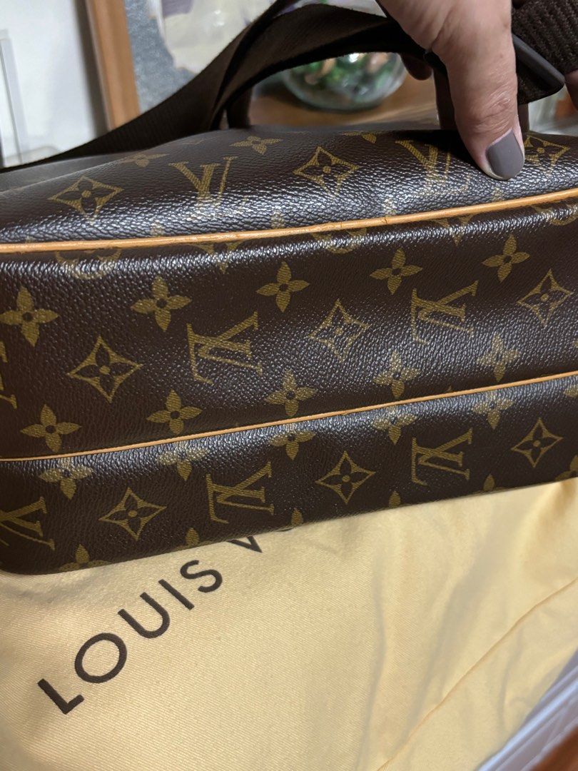 Louis Vuitton Reporter (Category: Luxury Bags & Wallets) located in Paranaque City. Submitted by tanjnetluxurypreloved (Listing ID 1333603171, Image 3). Description: Original LV reporter Leather material .