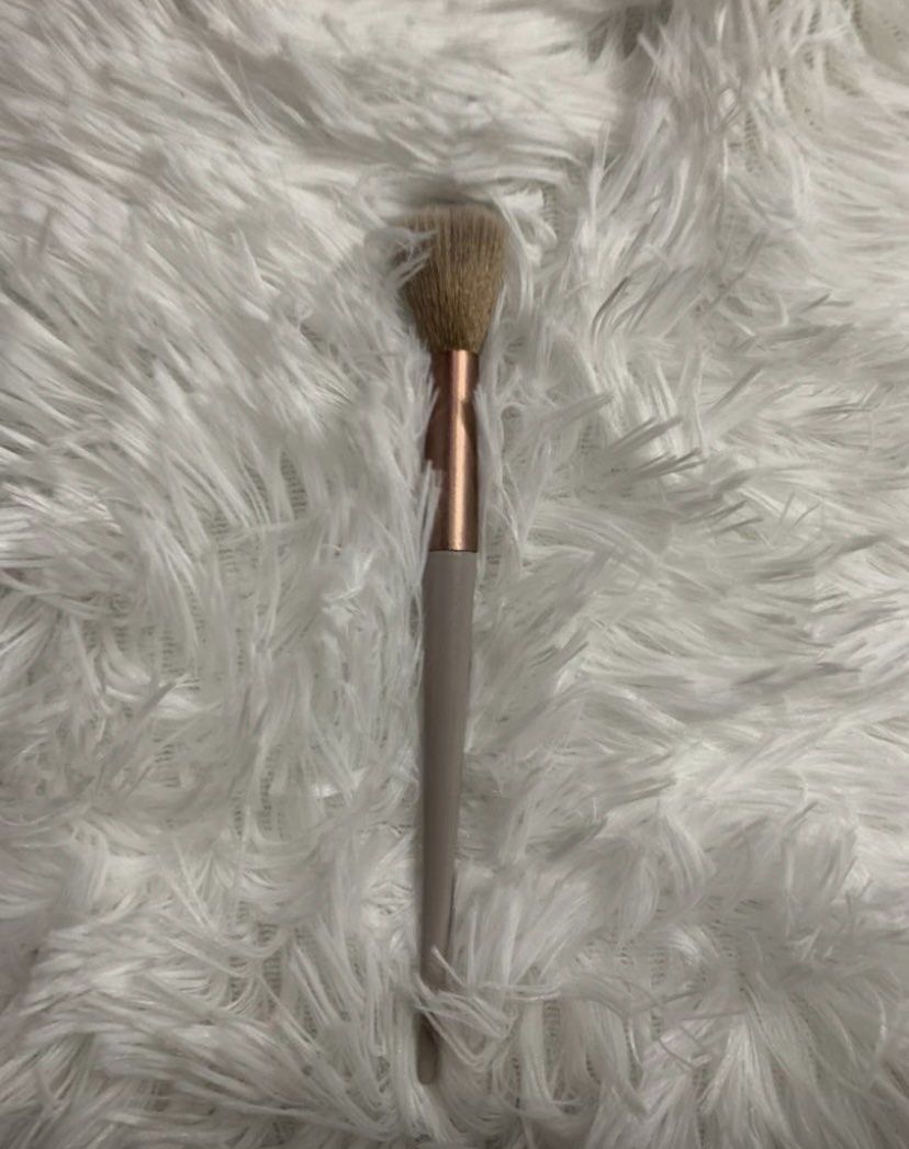 Makeup Brush (Category: Makeup) located in Ranau. Submitted by nzventures (Listing ID 1333659537, Image 1). Description: .