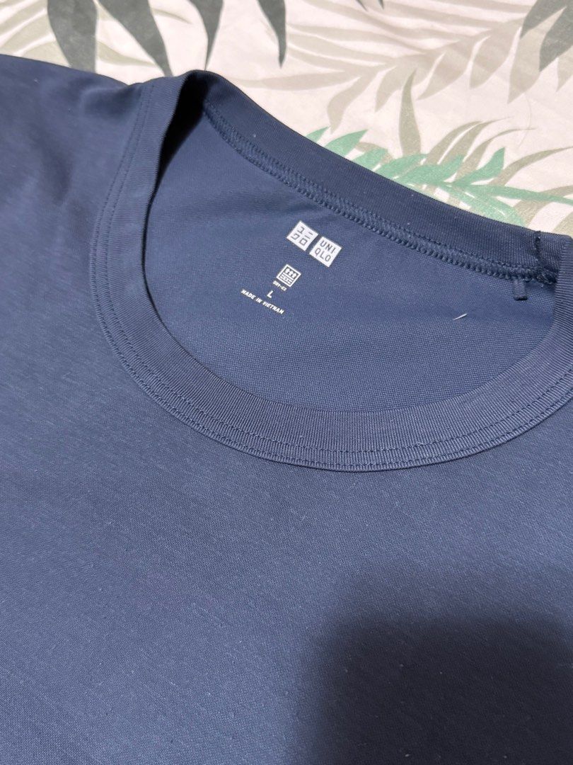 Uniqlo Men's Tshirt - Blue (Category: Tshirts & Polo Shirts ) located in Quezon City. Submitted by cathbash (Listing ID 1333634892, Image 2). Description: Size Large swipe for deets.