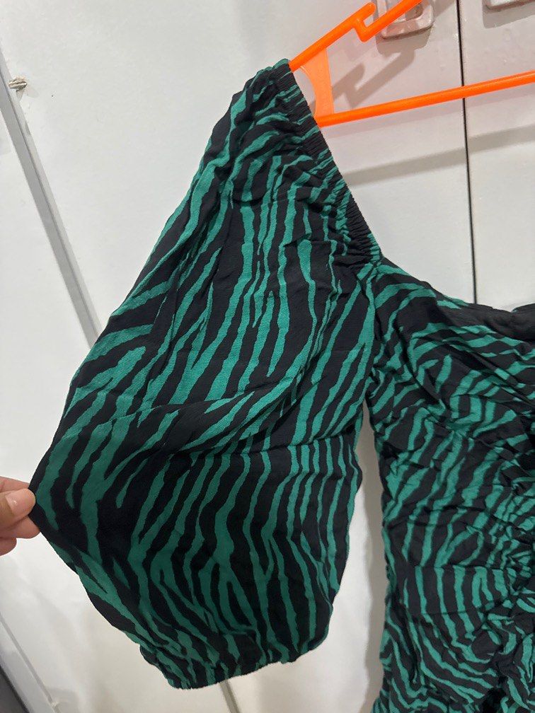 Zara puff dress green (Category: Dresses) located in Santo Tomas. Submitted by raiyah (Listing ID 1333539457, Image 3). Description: .