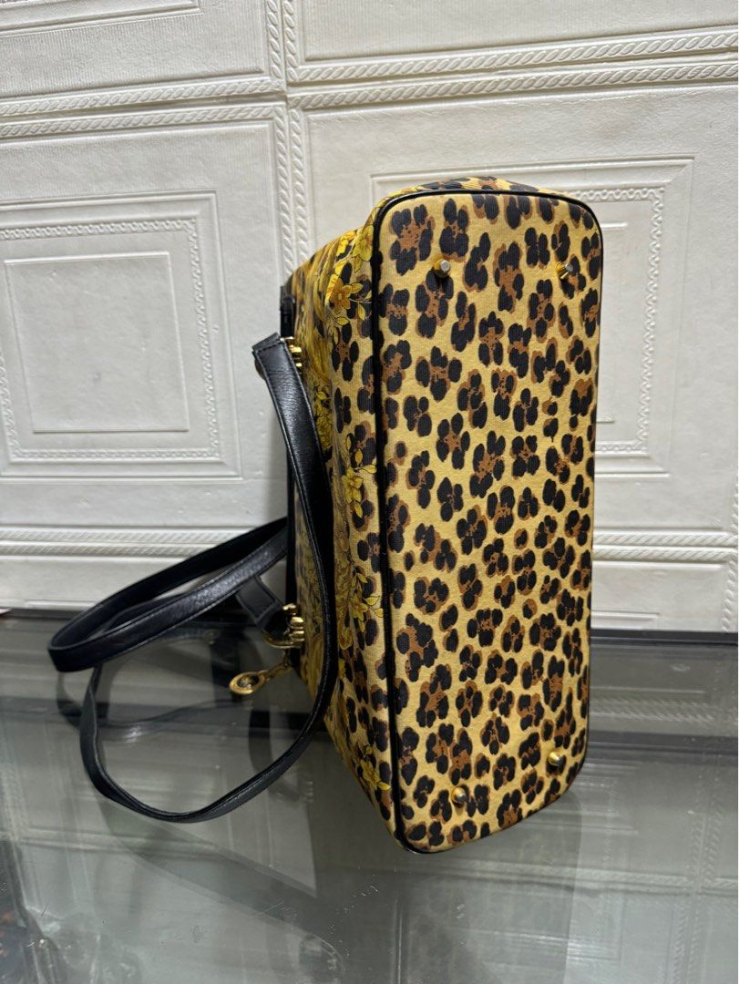 Authentic gianni versace shoulder bag (Category: Luxury Bags & Wallets) located in Rizal. Submitted by houseofbell (Listing ID 1333749931, Image 3). Description: Still good condition No flaws.