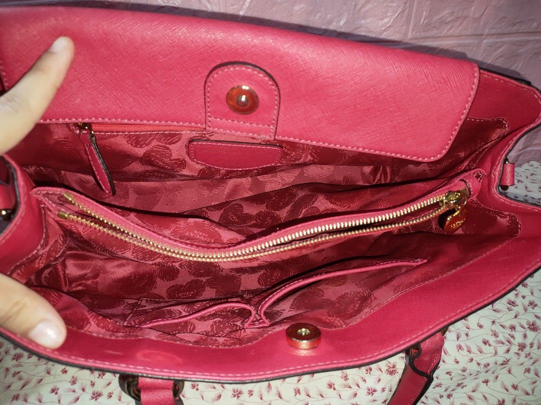 AUTHENTIC LOVCAT TOP HANDLE 2WAY BAG (Category: Luxury Bags & Wallets) located in Manila. Submitted by merliahmiraebagventureph (Listing ID 1333694506, Image 2). Description: Minimal sign of usage sa likod due sa courier delivery. But no other issue.