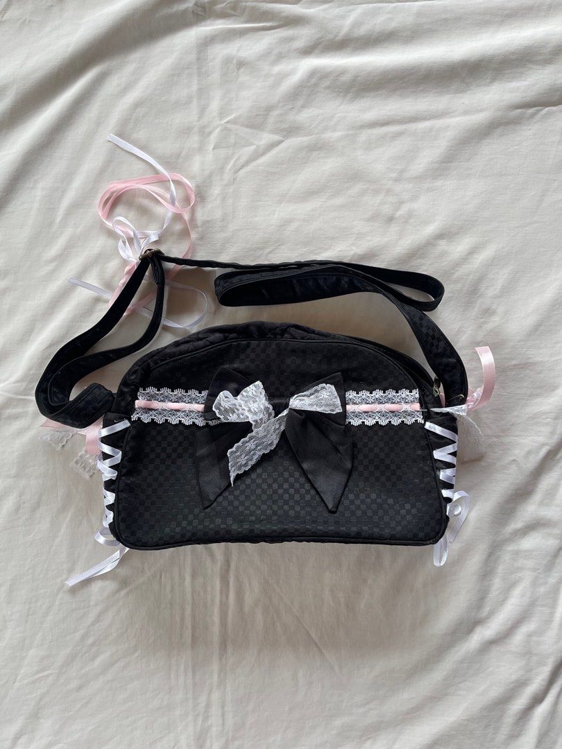 black naraya sling bag w ribbons (Category: Shoulder Bags) located in Quezon City. Submitted by samchengg (Listing ID 1333830234, Image 1). Description: - dimes: width: 11.5 inches height: 7.5 inches depth: 3 inches drop: 18 inches - condition: 9/10 - rusted, but overall okay naman siya .