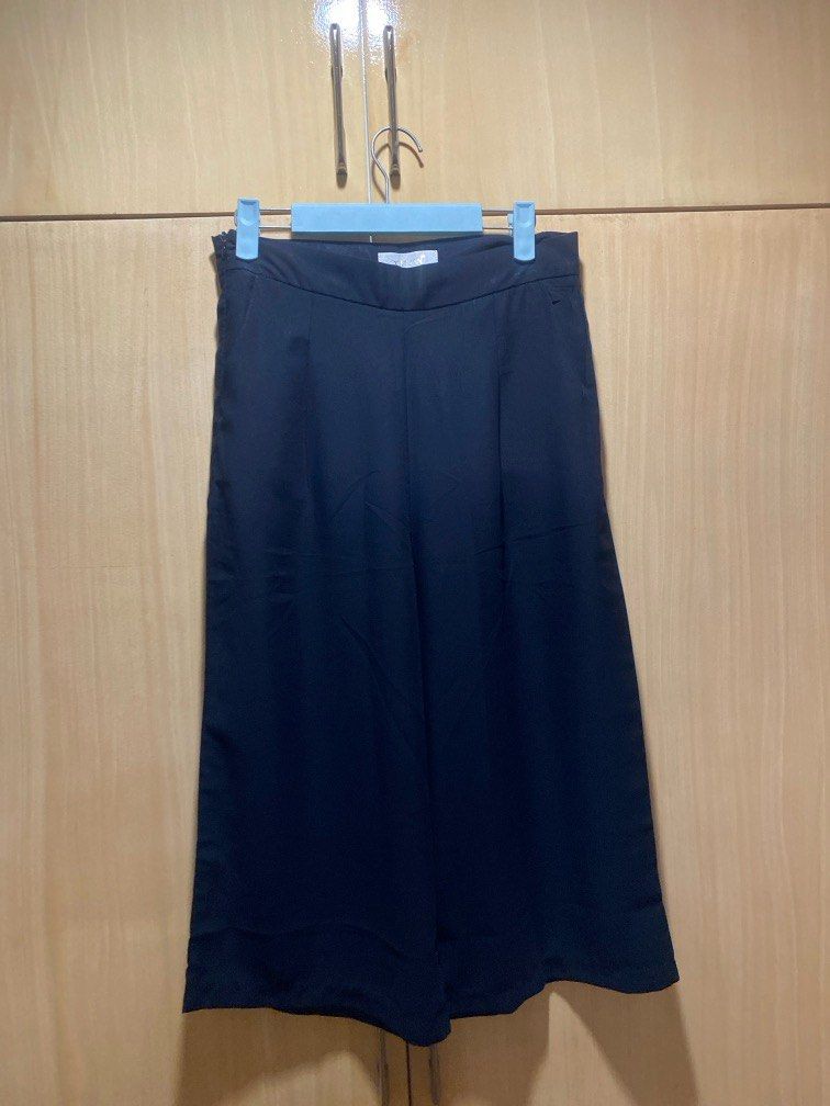 Black pants culottes (Category: Other Bottoms) located in Manila. Submitted by _closet_declutter_ (Listing ID 1333788370, Image 1). Description: .