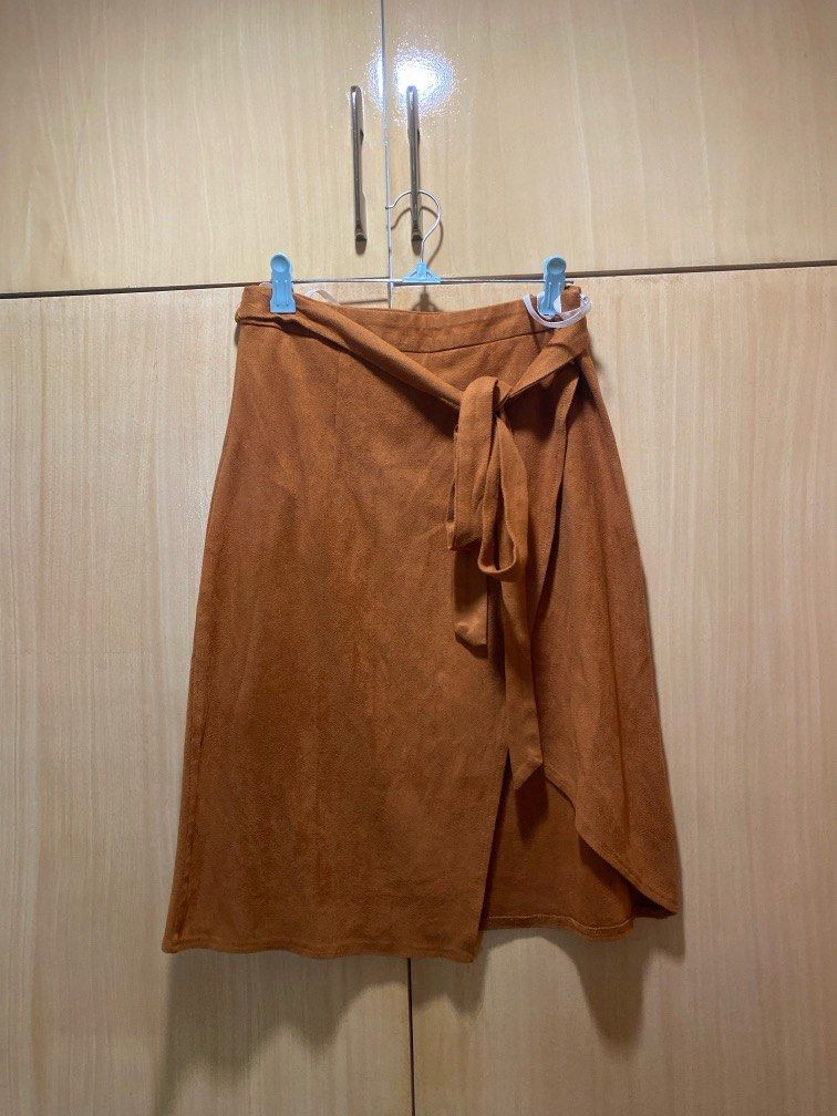 Brown midi skirt with slit (Category: Skirts) located in Manila. Submitted by _closet_declutter_ (Listing ID 1333729151, Image 1). Description: .