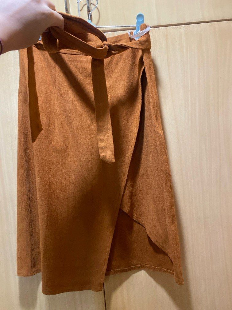 Brown midi skirt with slit (Category: Skirts) located in Manila. Submitted by _closet_declutter_ (Listing ID 1333729151, Image 2). Description: .
