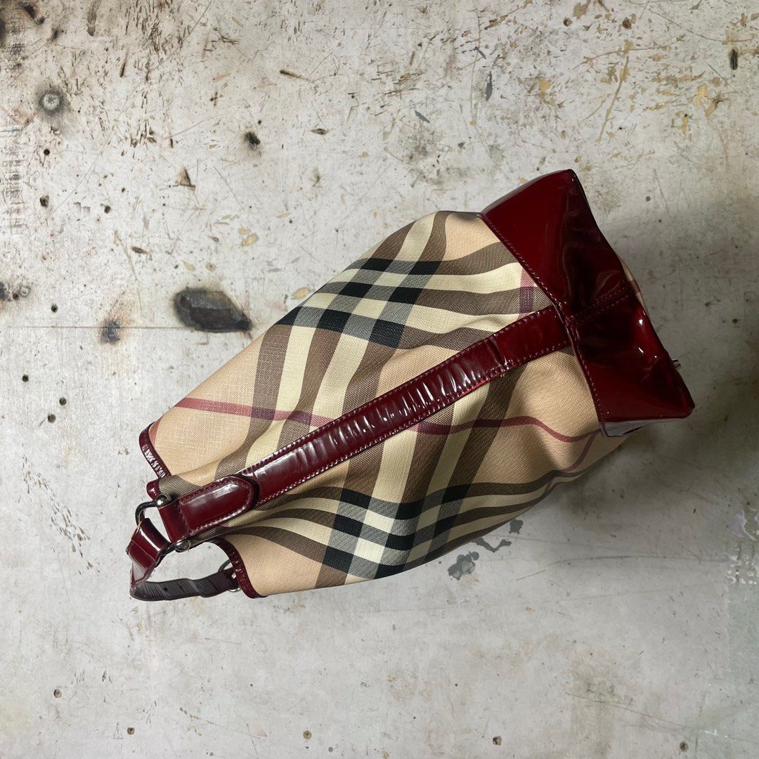 BURBERRY NOVA CHECK HAND BAG TOTE BAG (Category: Luxury Bags & Wallets) located in Manila. Submitted by revise.ph_ (Listing ID 1333668683, Image 3). Description: BURBERRY NOVA CHECK HAND BAG TOTE BAG Made in CHINA Dimension Length/Height: 13 Width:19.2 Side Width:6 issue: STAIN & SCRATCHES Price:4,000 Free shipping via JNT.