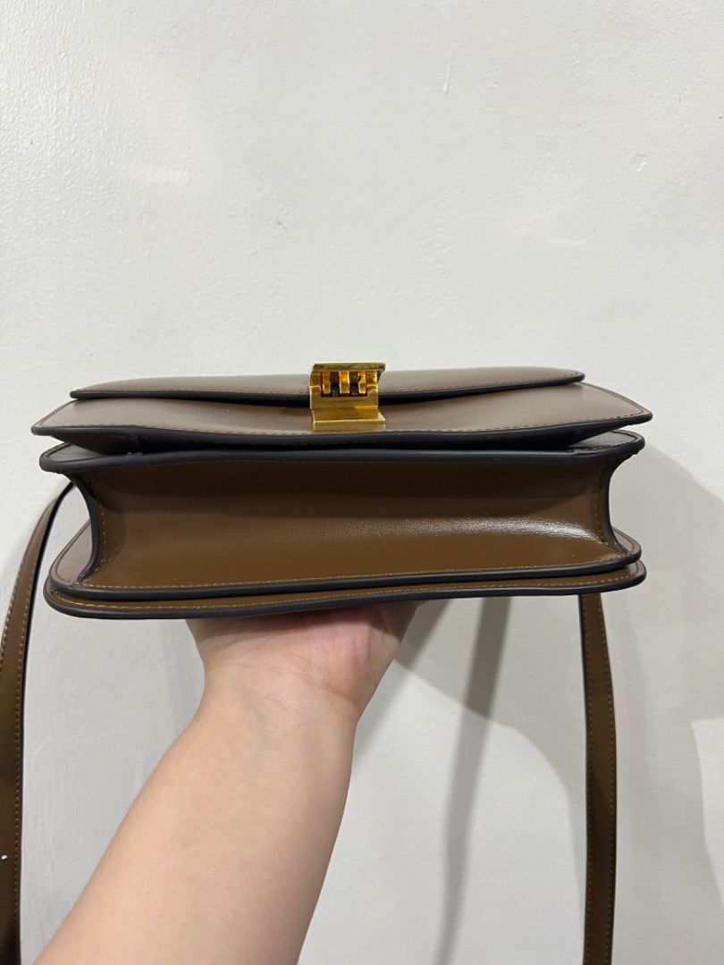 Celine classic box bag in tan (Category: Luxury Bags & Wallets) located in Antipolo. Submitted by mjlenihcpreloved (Listing ID 1333815934, Image 3). Description: .