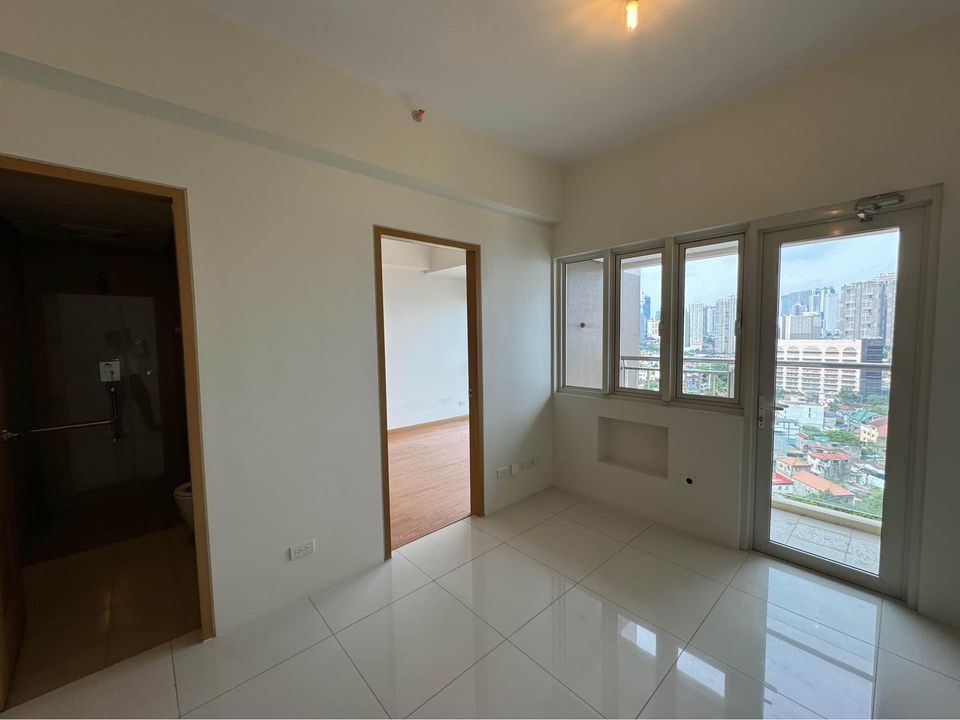 A closer look at Penthouse View Apartments In Uptown Area