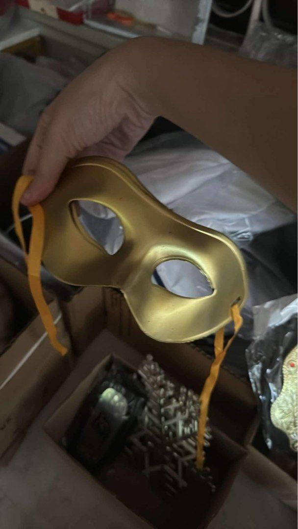 Gold masquerade mask (Category: Occasions & Party Supplies) located in Pasay City. Submitted by shirley.manacsa (Listing ID 1333747686, Image 1). Description: .