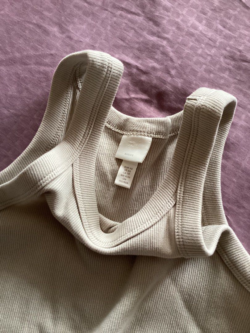 h&m: basic tank (Category: Sleeveless) located in Singapore. Submitted by snorings (Listing ID 1333744266, Image 2). Description: tagged size xs $4 mailed bought but never worn.