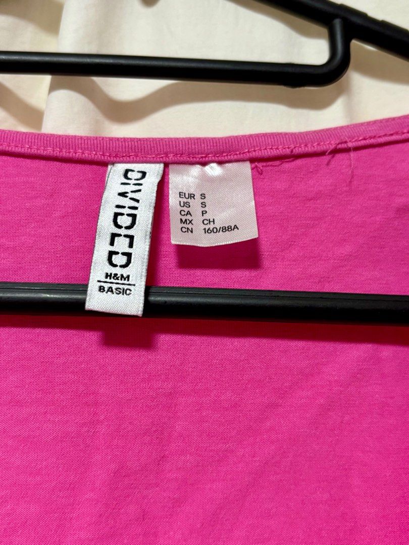 H&M Pink Long Sleeve Crop top (Category: Longsleeves) located in Calamba. Submitted by cliobuys_123 (Listing ID 1333793922, Image 2). Description: H&M Pink Long Sleeve Crop top Best fit Small Price: 100.