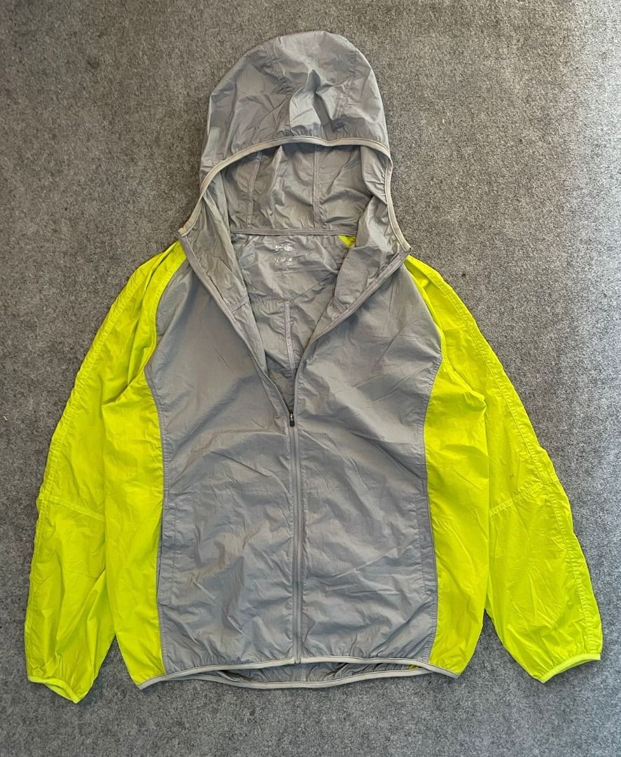 JAKET RUNNING UNIQLO LIGHTWEIGHT Olah Raga Baju Olahraga di Carousell
