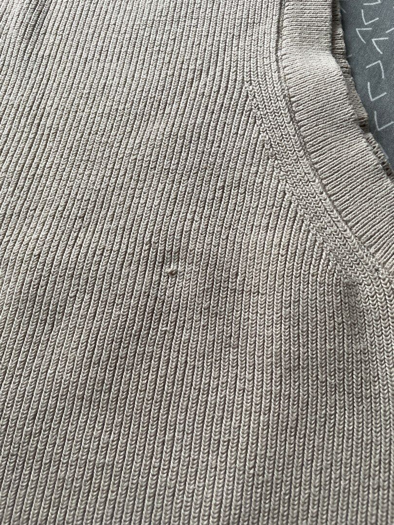 Knitter top (Category: Blouses) located in Santo Tomas. Submitted by catpurrent (Listing ID 1333716389, Image 3). Description: Check 3rd pic for flaw.