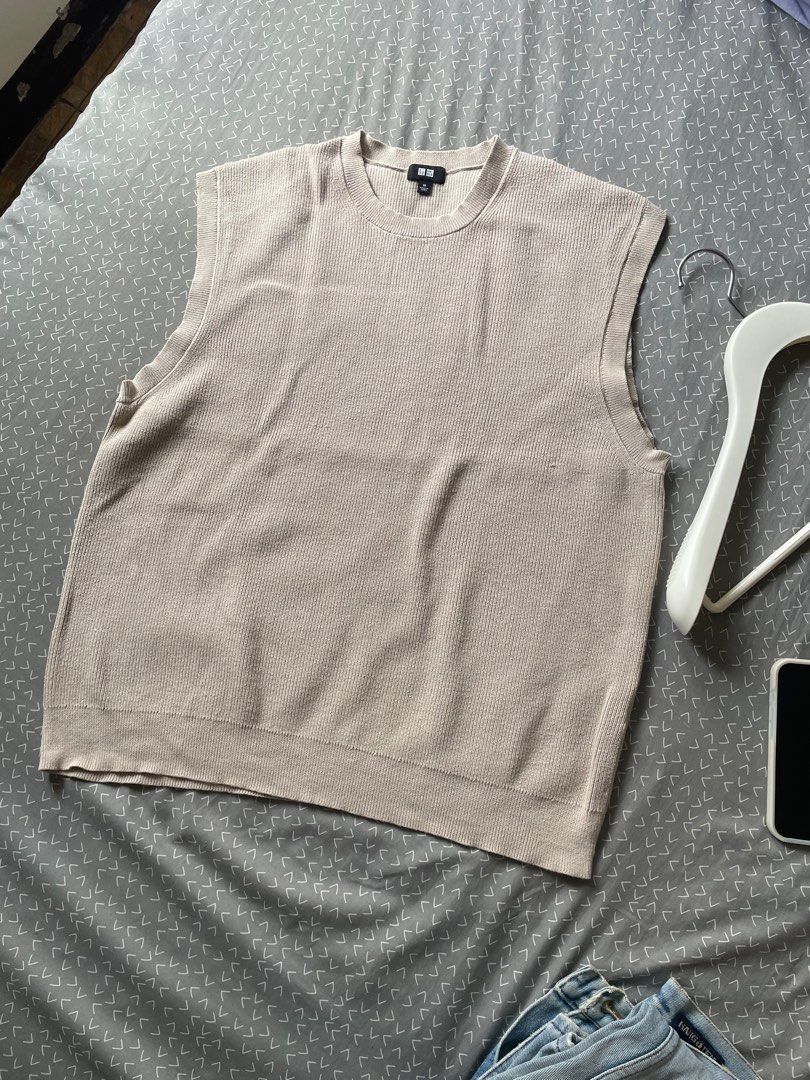 Knitter top (Category: Blouses) located in Santo Tomas. Submitted by catpurrent (Listing ID 1333716389, Image 1). Description: Check 3rd pic for flaw.