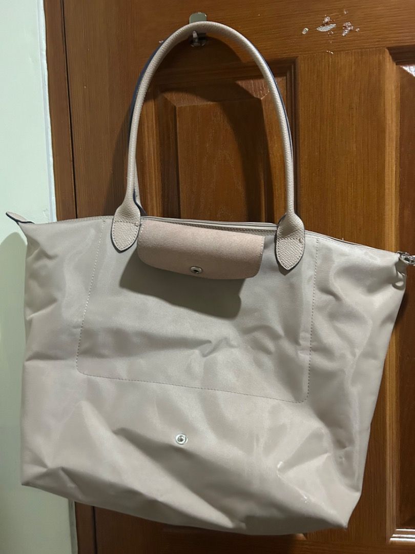 Longchamp Le Pliage Long HandleLarge (Category: Shoulder Bags) located in Quezon City. Submitted by mars_clutter (Listing ID 1333809820, Image 3). Description: Large Long handle Rfs: No longer used Given to me Pm for more pics.