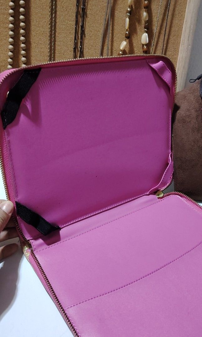 Marc by Marc Jacobs Tablet Book (Category: Luxury Bags & Wallets) located in Polomolok. Submitted by dkljapansurplus (Listing ID 1333840904, Image 2). Description: ✓ there are obvious sign of usage ✓ Source: Japan Surplus ✓ issues can be seen in the picture ✓ Dimension: 25cm * 19.5cm * 2cm.