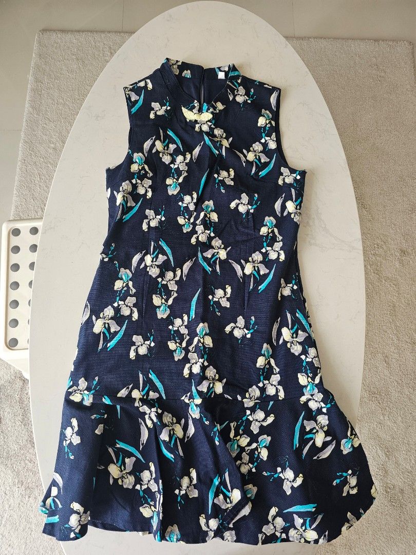 Oriental collar modern dress (Category: Dresses) located in Singapore. Submitted by Lemon_Chamomile (Listing ID 1333711829, Image 1). Description: Beautiful oriental collar navy blue floral modern dress, vintage vibes. With 2 side pocket. Fit S or XS size. Selling because i have put on weight.