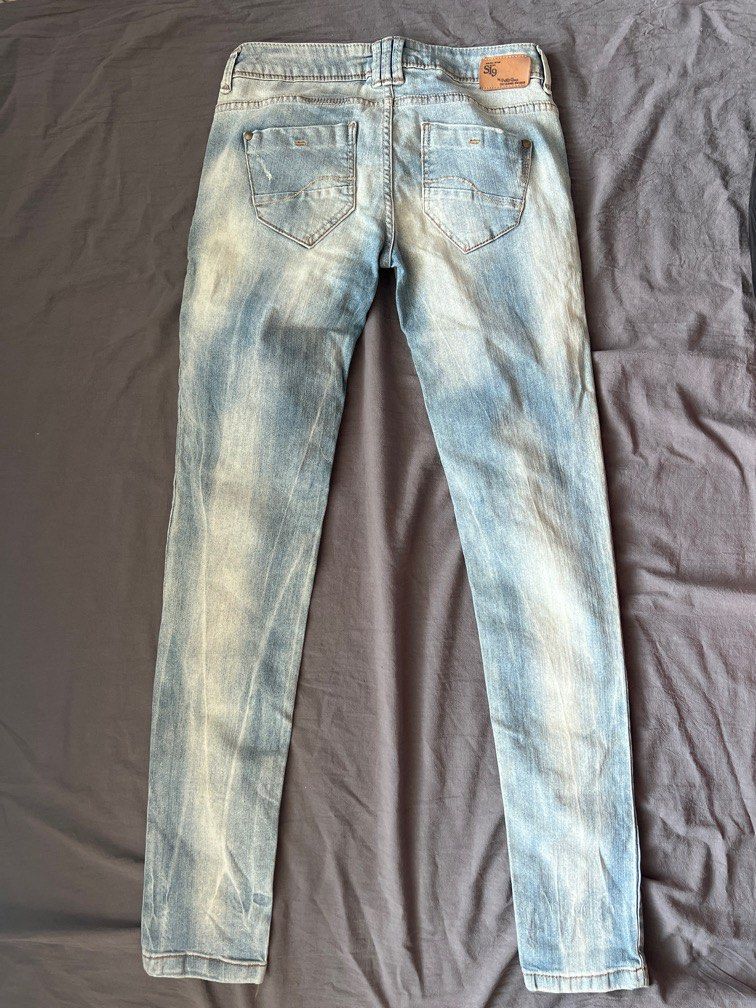 Pull & Bear Denim Basic Jeans (Category: Jeans & Leggings) located in Singapore. Submitted by meishii (Listing ID 1333705186, Image 2). Description: Slightly stretchy only. The size is faded. So i cant see the size on the jeans. Its ~38cm across on flat lay. (not around).