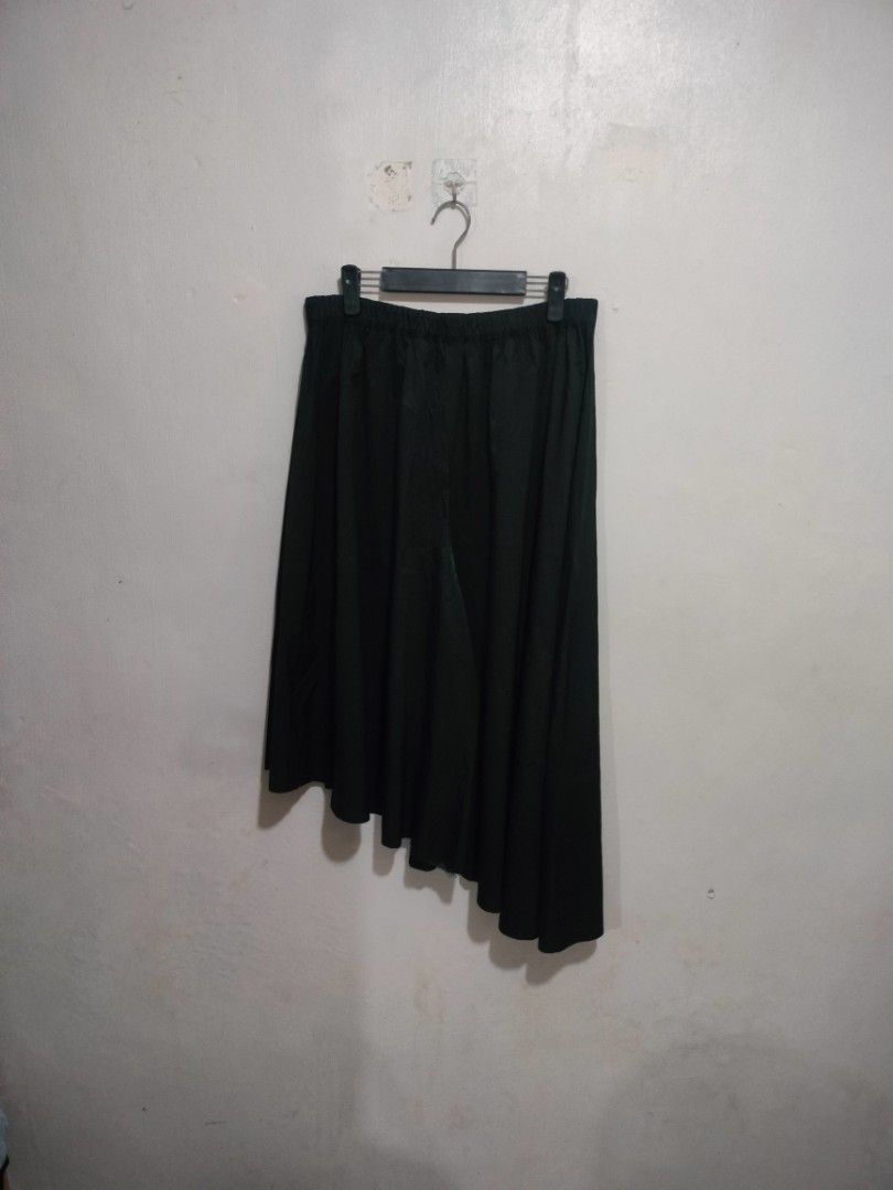 Reversible Hakama Pants (Category: Jeans) located in Calamba. Submitted by sinauna. (Listing ID 1333680593, Image 1). Description: WTS: Reversible Hakama Pants Condition/Issues: need wash (Note: Item's not faded. Color may vary due to lighting) Waistline - 31" (measured using a tape measure, can be stretched up to 40") Length - 27" Leg Opening - 30" Inseam - 15.5" Thigh - 22.5" Size on tag - xxxxx Price - 849+SF Plus shipping fee! Free shipping i