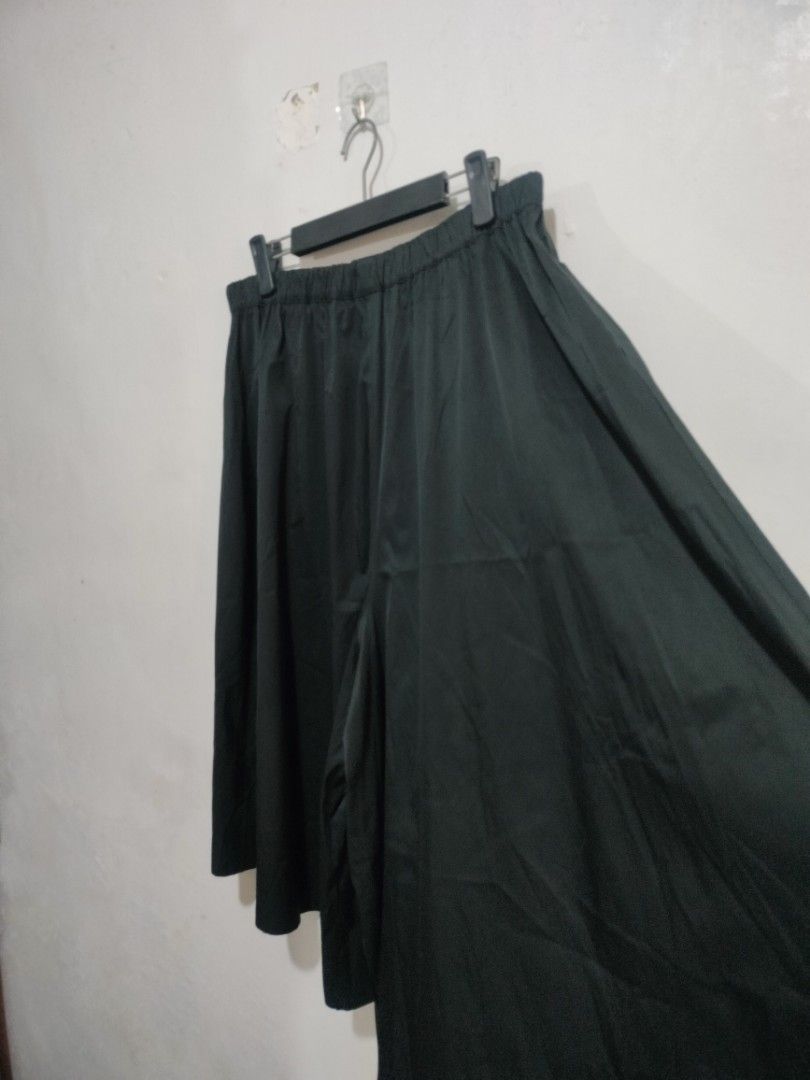 Reversible Hakama Pants (Category: Jeans) located in Calamba. Submitted by sinauna. (Listing ID 1333680593, Image 2). Description: WTS: Reversible Hakama Pants Condition/Issues: need wash (Note: Item's not faded. Color may vary due to lighting) Waistline - 31" (measured using a tape measure, can be stretched up to 40") Length - 27" Leg Opening - 30" Inseam - 15.5" Thigh - 22.5" Size on tag - xxxxx Price - 849+SF Plus shipping fee! Free shipping i