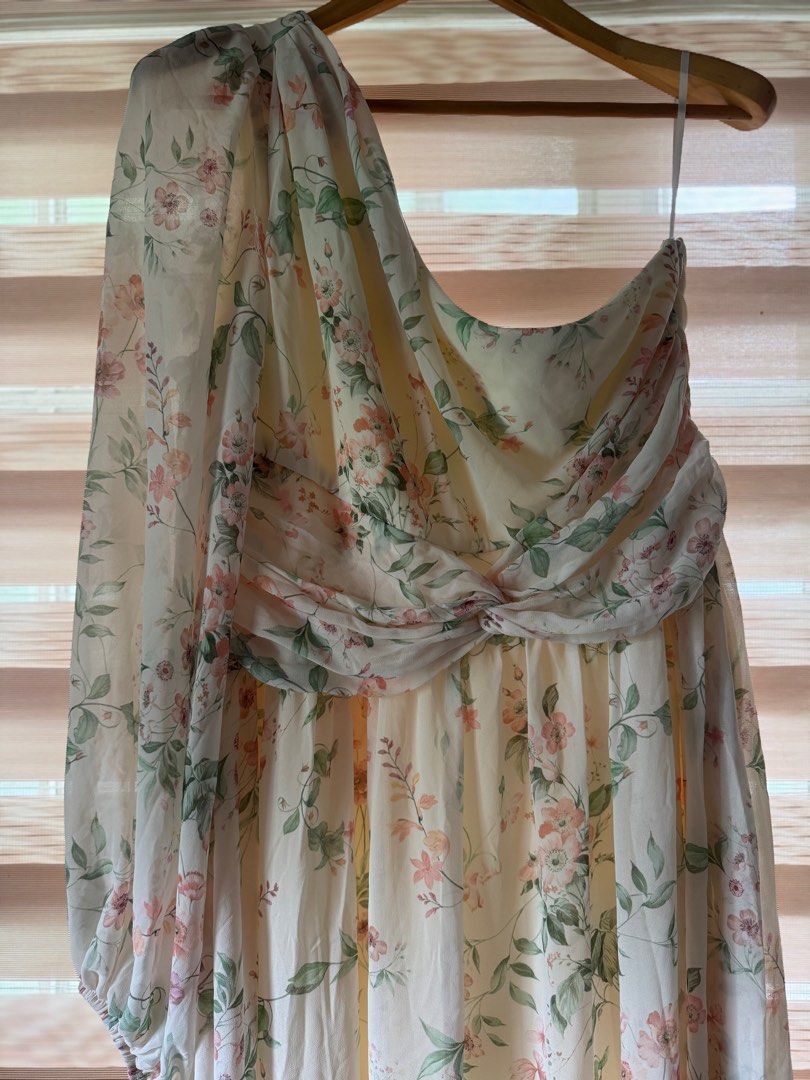 SHEIN - Floral Evening Dress (Category: Evening dresses & gowns) located in Cainta. Submitted by lmsyyyy (Listing ID 1333725304, Image 3). Description: Used once only.