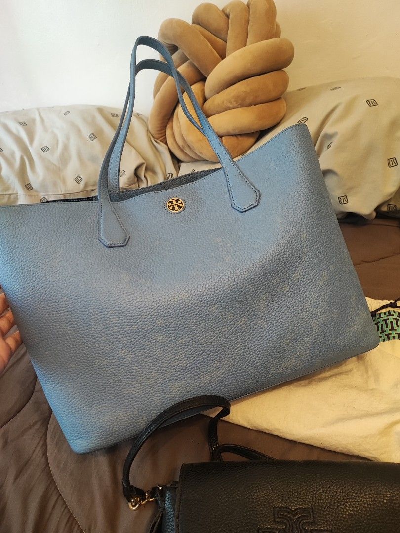 Tory burch Perry & Harper (Category: Luxury Bags & Wallets) located in Silang. Submitted by papus17 (Listing ID 1333679823, Image 2). Description: RSF need funds & decluttering What you see is what you get. As seen in pictures - both were kept in storage for a long time. Perry tote has discoloration - not sure if can be cleaned. For the Harper cross body - leather is peeling off.. either you have to have it restored professionally or make do out 