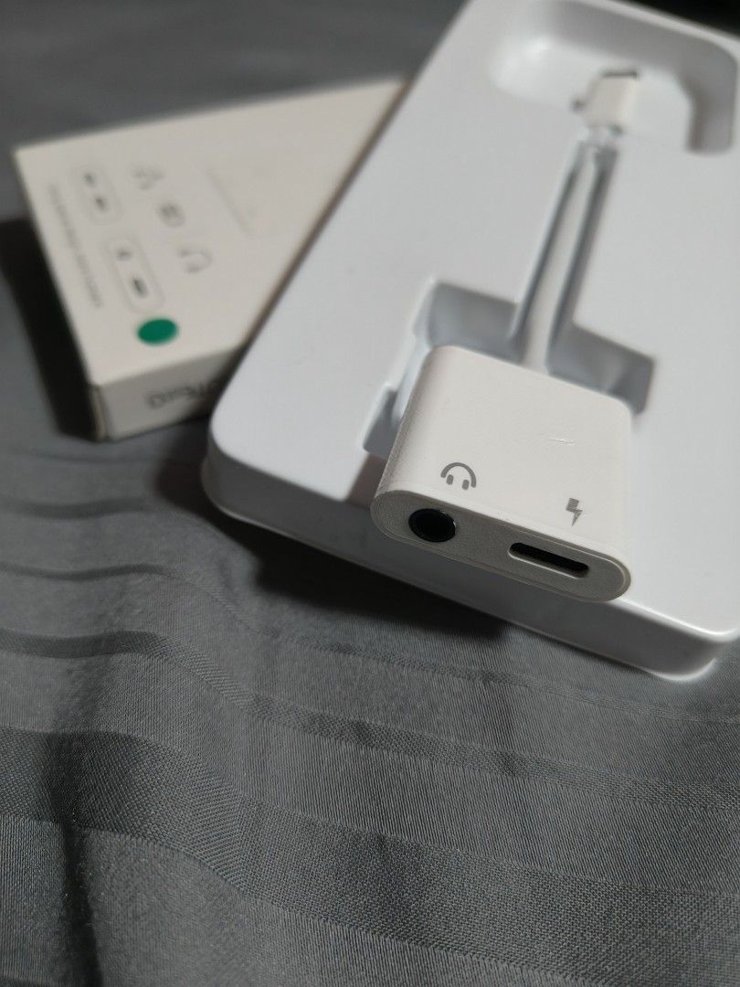 Type C cable (Category: Other Gadgets) located in Singapore. Submitted by tvpai (Listing ID 1333824144, Image 2). Description: BNIB wrongly bought. Type C cable 2 in 1 adapter Type C and 3.5mm audio Female Aux.