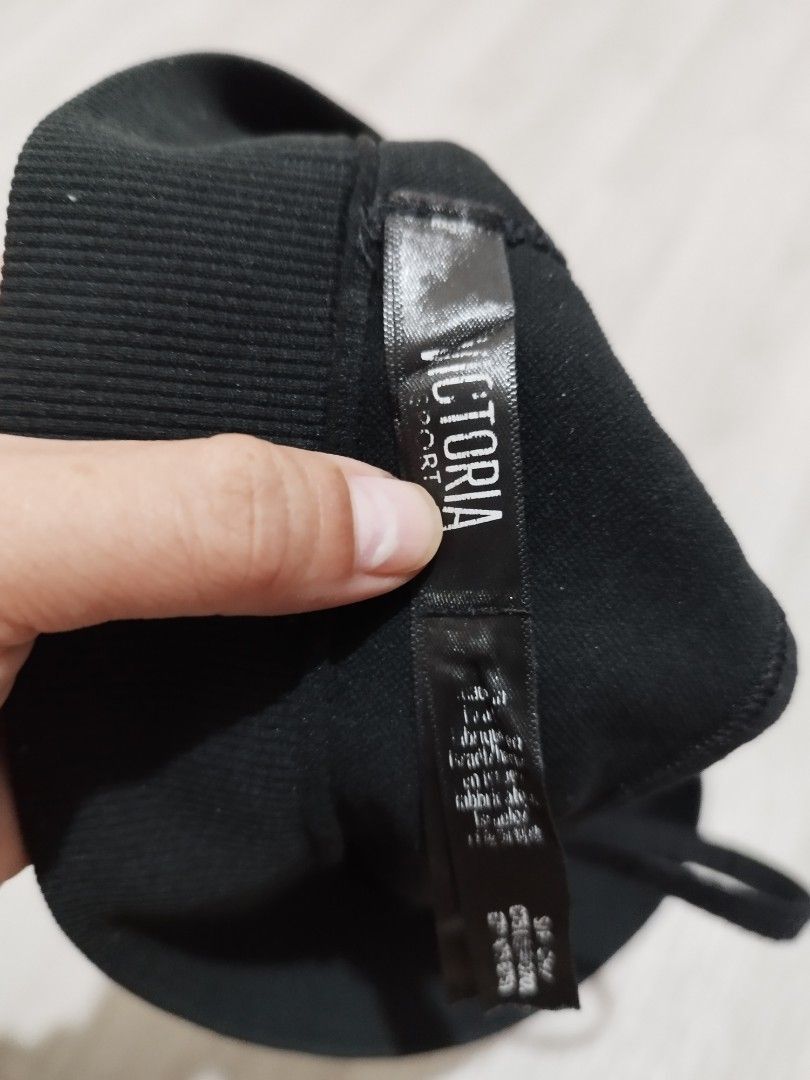 VICTORIA SECRET SPORT (Category: Activewear) located in Aguilar. Submitted by nrcoline (Listing ID 1333803516, Image 2). Description: from US box.