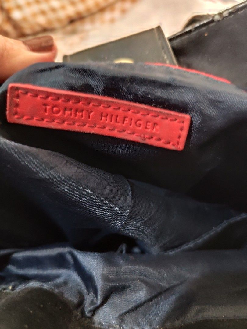 2way Tommy Hilfiger (Category: Luxury Bags & Wallets) located in Manila. Submitted by mamshies_choice (Listing ID 1329027447, Image 3). Description: Heavily used TH 2way bag. See pics for details/flaws. Sf shouldered by buyer. payment first thru cash-g..