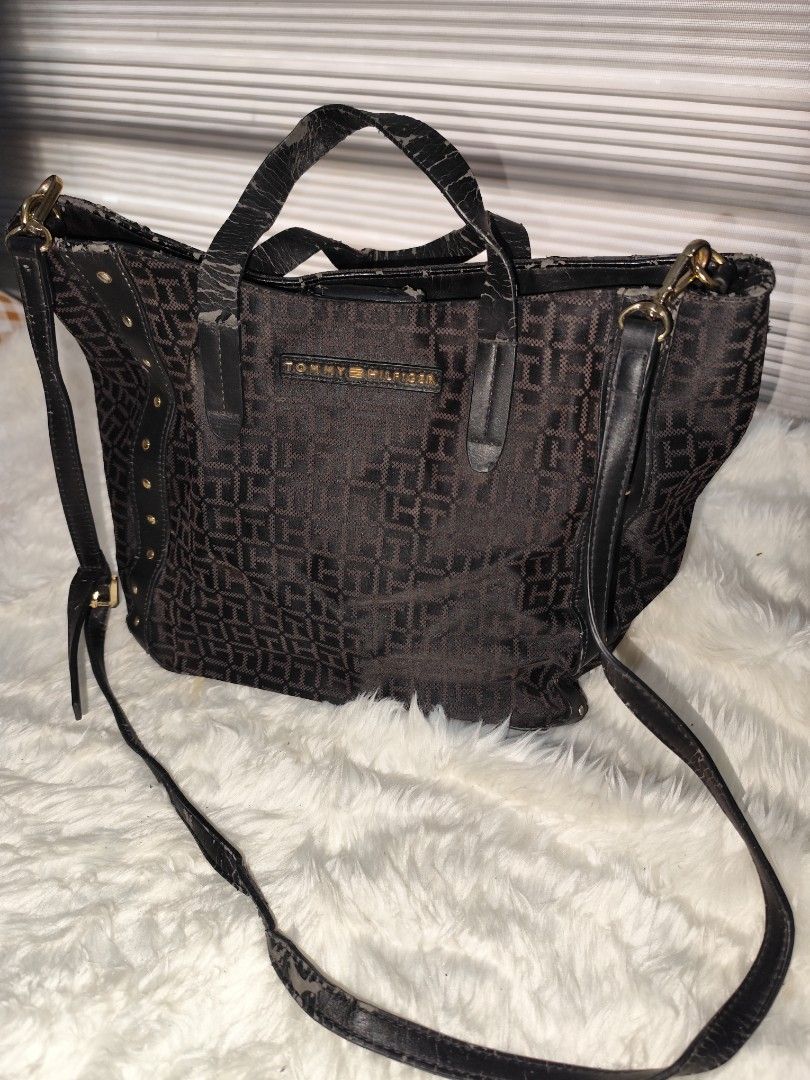 2way Tommy Hilfiger (Category: Luxury Bags & Wallets) located in Manila. Submitted by mamshies_choice (Listing ID 1329027447, Image 2). Description: Heavily used TH 2way bag. See pics for details/flaws. Sf shouldered by buyer. payment first thru cash-g..