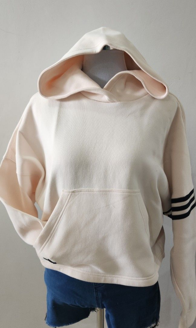ADIDAS OVERSIZED HOODIE JACKET CREAM COLOR (Category: Coats, Jackets and Outerwear) located in Manila. Submitted by gingerific (Listing ID 1328958043, Image 1). Description: BOUGHT IN VERTIS MALL QC RFS: BIGAY NI EX WORN TWICE LANG KASI GUSTO NI EX DATI MATCHY MATCHY. 🙄 TAPOS NAMBABAE 🥴.