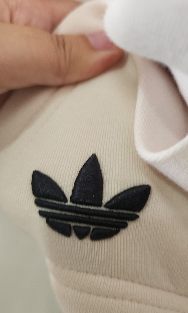 ADIDAS OVERSIZED HOODIE JACKET CREAM COLOR (Category: Coats, Jackets and Outerwear) located in Manila. Submitted by gingerific (Listing ID 1328958043, Image 3). Description: BOUGHT IN VERTIS MALL QC RFS: BIGAY NI EX WORN TWICE LANG KASI GUSTO NI EX DATI MATCHY MATCHY. 🙄 TAPOS NAMBABAE 🥴.