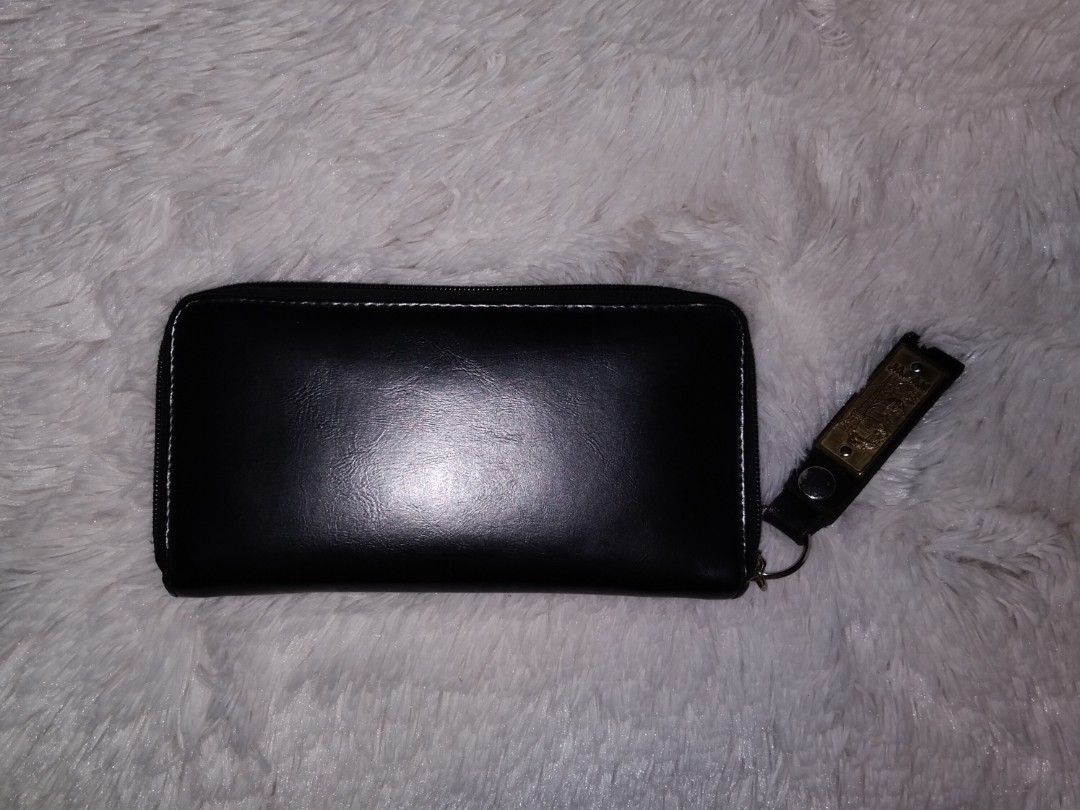 Authentic Kenneth Cole Long Wallet (Category: Wallets & Card holders) located in Bulacan. Submitted by rin2024 (Listing ID 1329086522, Image 2). Description: Authentic Kenneth Cole Leather Long Wallet - 18 total card slots - 5 total bill holders - With zippered coin pouch Heavily used, but has really useful and organized wallet compartments. This wallet has a space for a lot of daily items. Condition: - Missing main compartment puller - Leather p