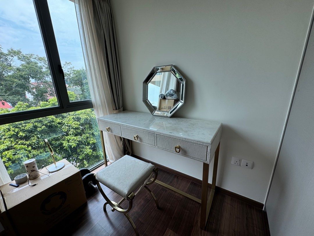 Dressing table (Category: Tables & Sets) located in Singapore. Submitted by golfeveryday (Listing ID 1328971713, Image 2). Description: .