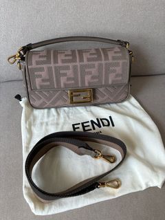 (Category: ) located in . Submitted by hailtomycloset (Listing ID 1329013345, Image 1). Description: .