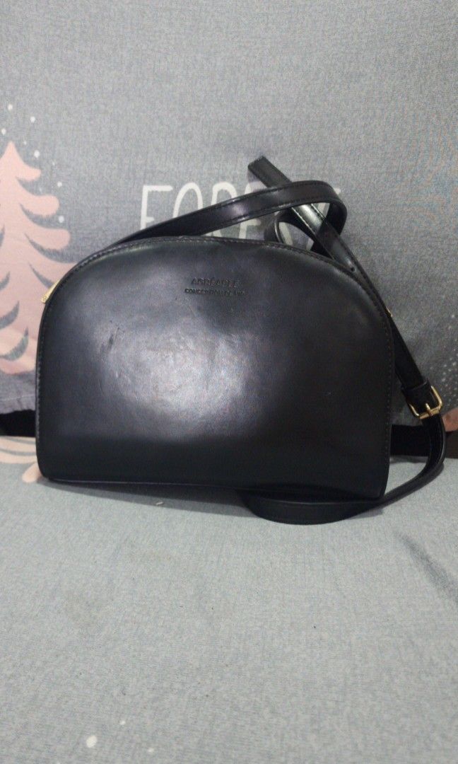 Half Moon Black Sling Crossbody Bag (Category: Cross-body Bags) located in Manila. Submitted by gingerific (Listing ID 1328987604, Image 1). Description: .