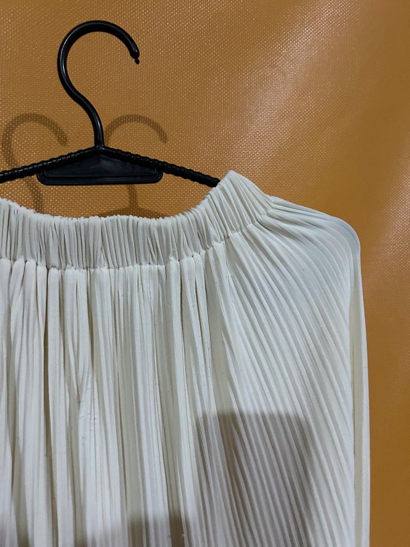 Long White Skirt (Category: Skirts) located in Pasay City. Submitted by psyche__ (Listing ID 1329064862, Image 2). Description: Bought from HK Fits up to semi XL/31-32 waist.
