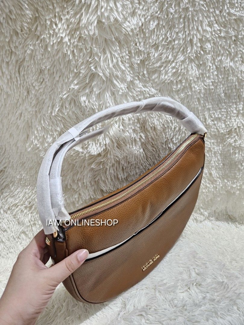 Michael Kors Large Dover Brown (Category: Luxury Bags & Wallets) located in Makati City. Submitted by laiza_meris.iam_onlineshop (Listing ID 1329094798, Image 2). Description: Michael Kors Large Dover Brown newly arrived from US 100% Original Brandnew No COD Payment First loc. Makati/Mandaluyong.
