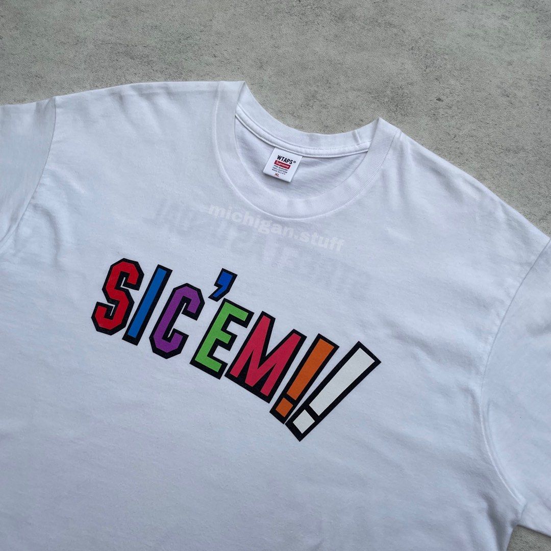 SUPREME x WTAPS® SIC' EM! TEE, Fesyen Pria, Pakaian , Atasan