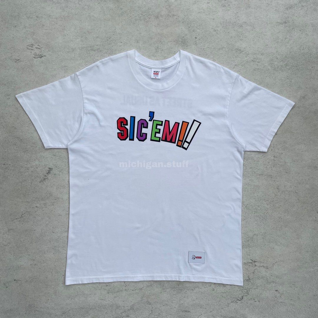 SUPREME x WTAPS® SIC' EM! TEE, Fesyen Pria, Pakaian , Atasan