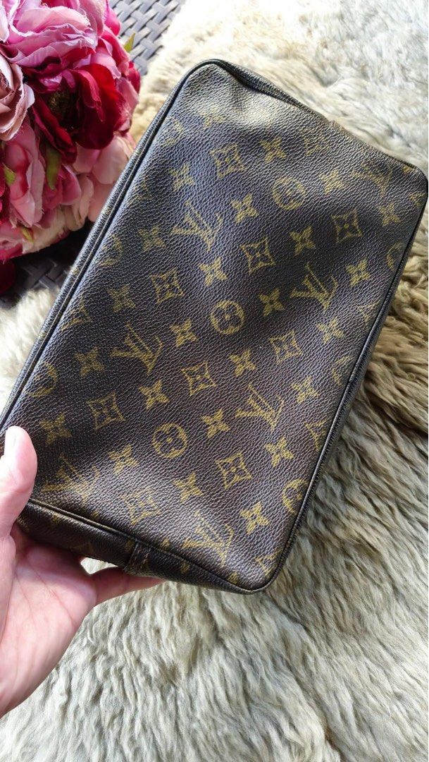 Authentic LV Clutch Bag (Category: Luxury Bags & Wallets) located in Quezon City. Submitted by jhaediah (Listing ID 1329109851, Image 1). Description: Authentic No flaws No lagkit Gandara ng body as in.