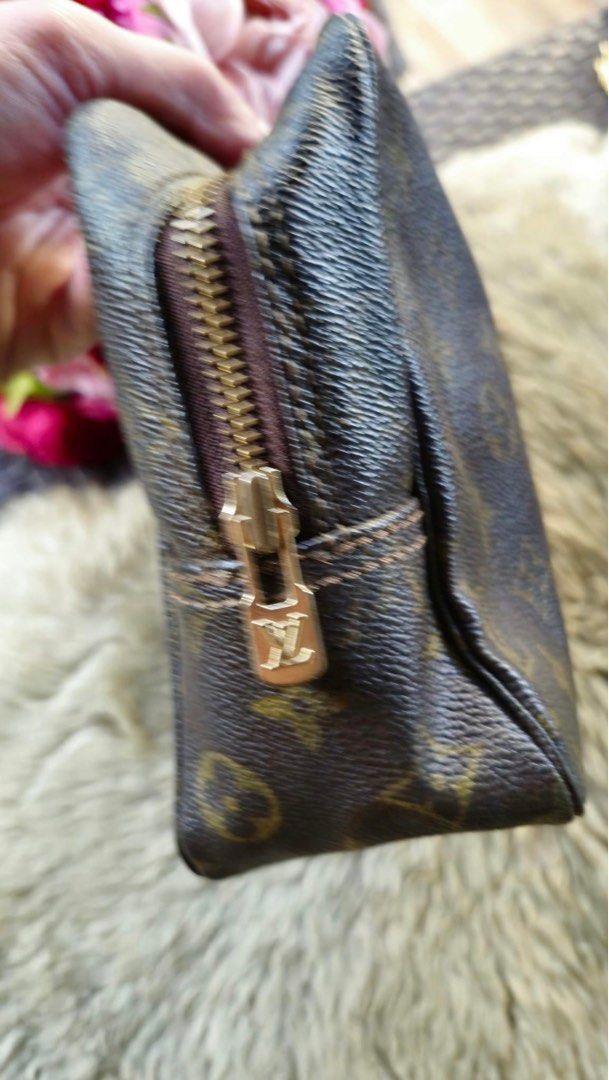 Authentic LV Clutch Bag (Category: Luxury Bags & Wallets) located in Quezon City. Submitted by jhaediah (Listing ID 1329109851, Image 3). Description: Authentic No flaws No lagkit Gandara ng body as in.