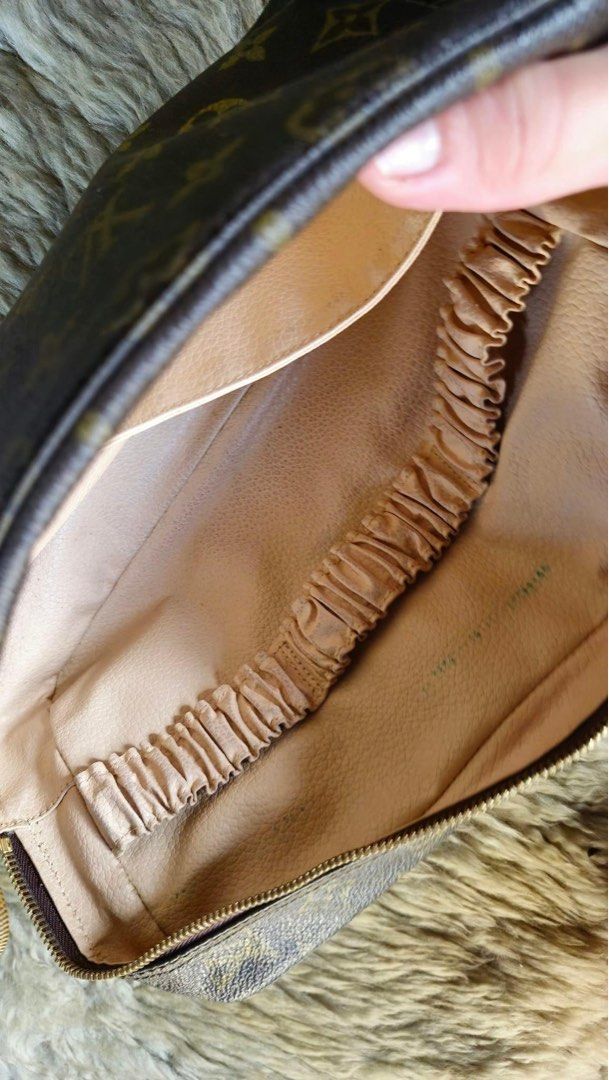 Authentic LV Clutch Bag (Category: Luxury Bags & Wallets) located in Quezon City. Submitted by jhaediah (Listing ID 1329109851, Image 2). Description: Authentic No flaws No lagkit Gandara ng body as in.