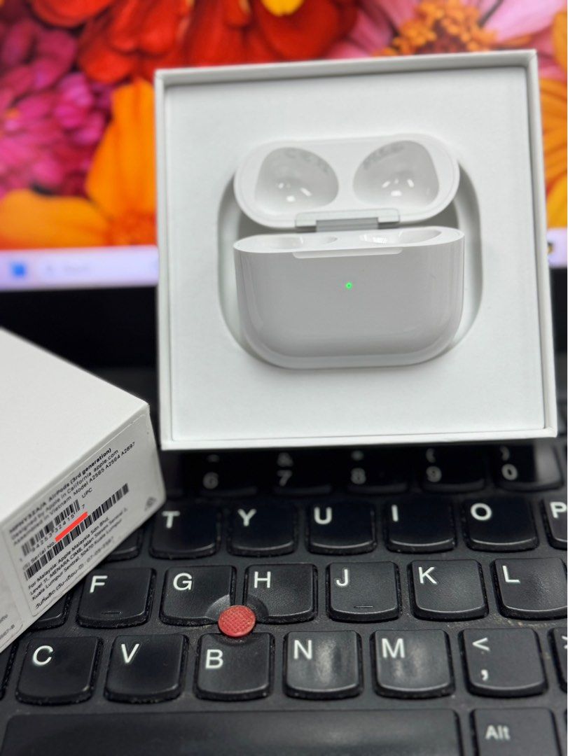 CLEARANCE SALE SAME DAY DEAL AirPods Gen 3 Lightning Charging case only AirPods