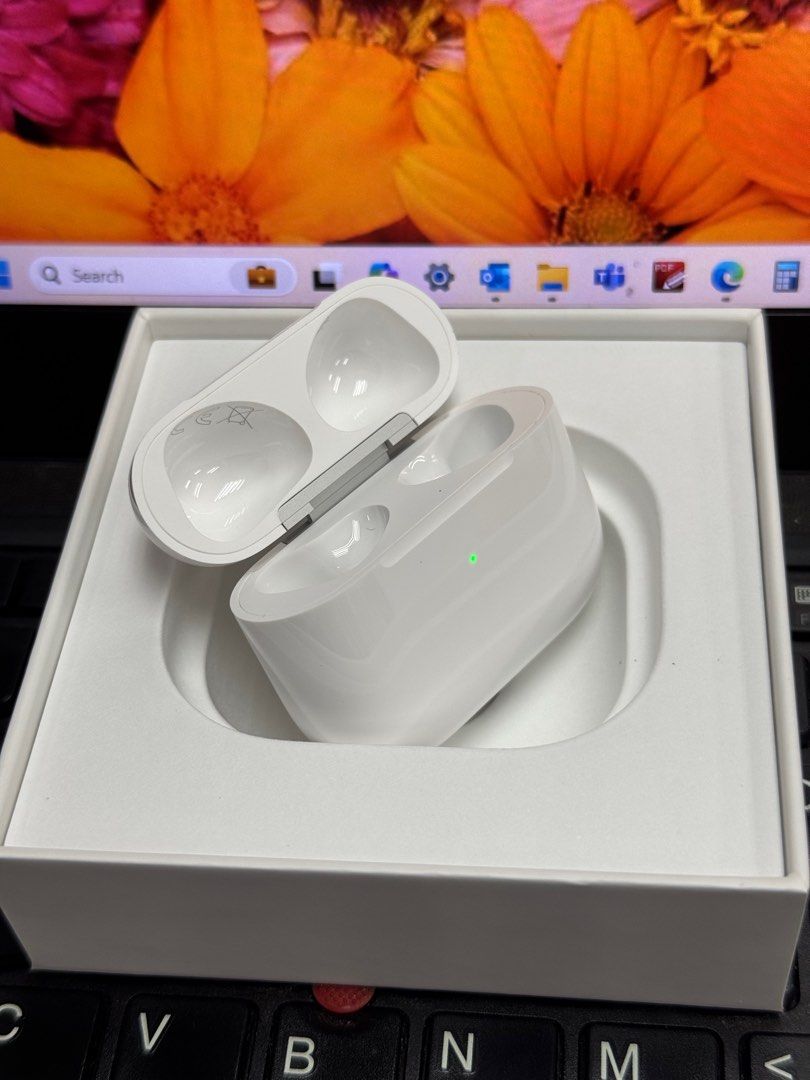 CLEARANCE SALE SAME DAY DEAL AirPods Gen 3 Lightning Charging case only AirPods